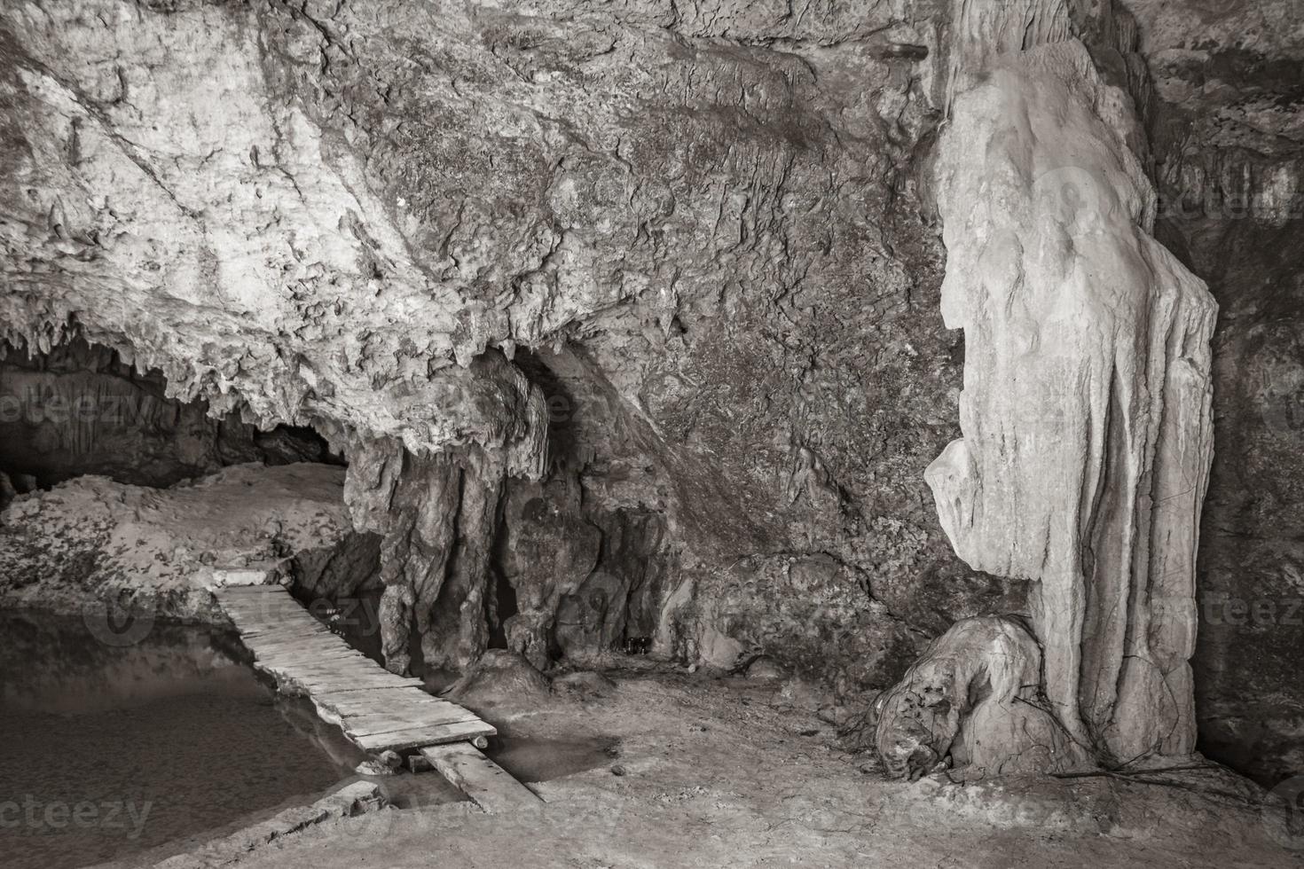 incrível água azul turquesa e caverna de calcário cenote méxico. foto