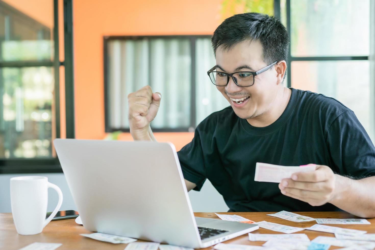 conceito de loteria do governo vencedor, tailandeses verificando o resultado da loteria do governo da tailândia no laptop e ação muito feliz depois de ganhar foto