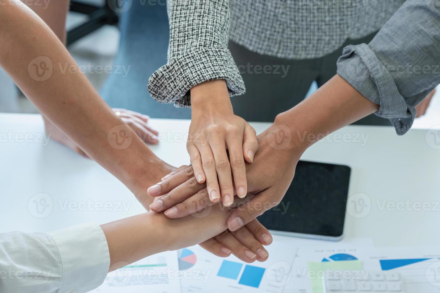 representantes da empresa dão as mãos para trabalhar juntos em projetos imobiliários e obter lucros para a empresa. foto