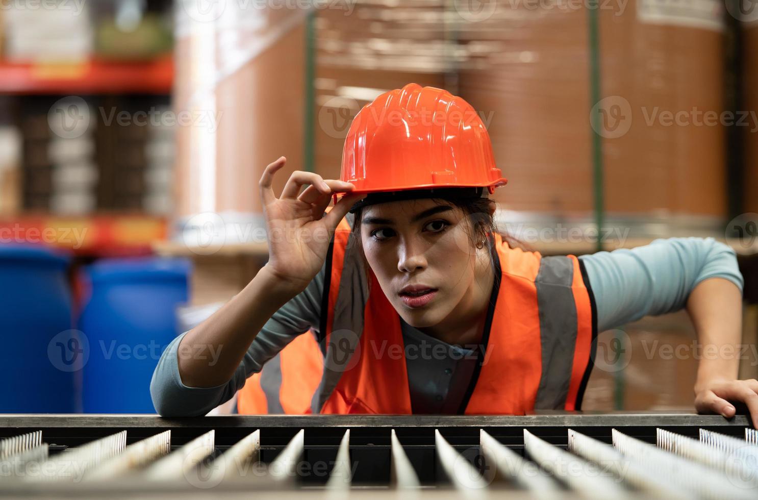 retrato de uma engenheira asiática com a personalidade de trabalhar no armazém foto