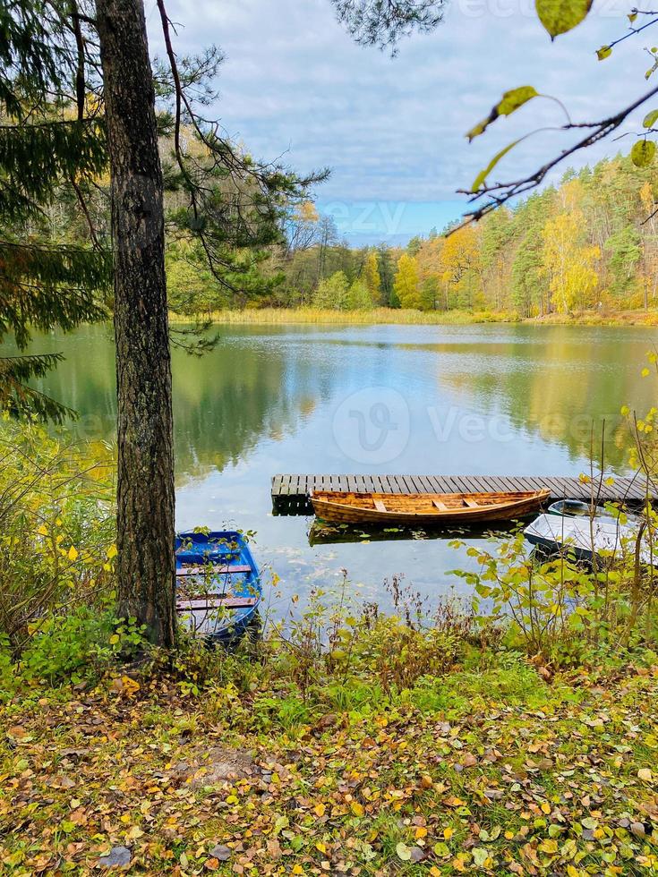 barco na margem do lago de outono foto