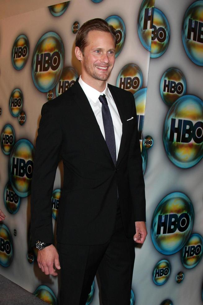 los angeles, 15 de janeiro alexander skarsgard chega ao hbo golden globe party 2012 no beverly hilton hotel em 15 de janeiro de 2012 em beverly hills, ca foto