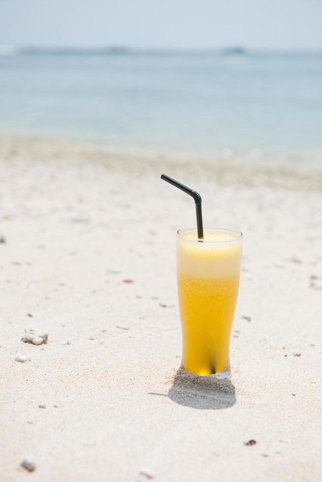 suco de abacaxi na praia foto