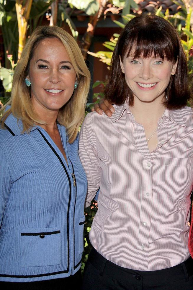 los angeles, 14 de setembro - erin murphy, bryce dallas howard no hollywood networking breakfast no raleigh studios em 14 de setembro de 2013 em los angeles, ca foto