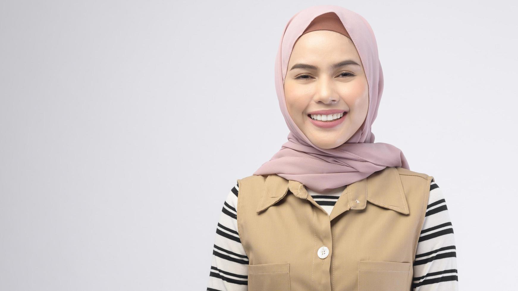 retrato de mulher bonita com hijab está sorrindo em fundo branco foto