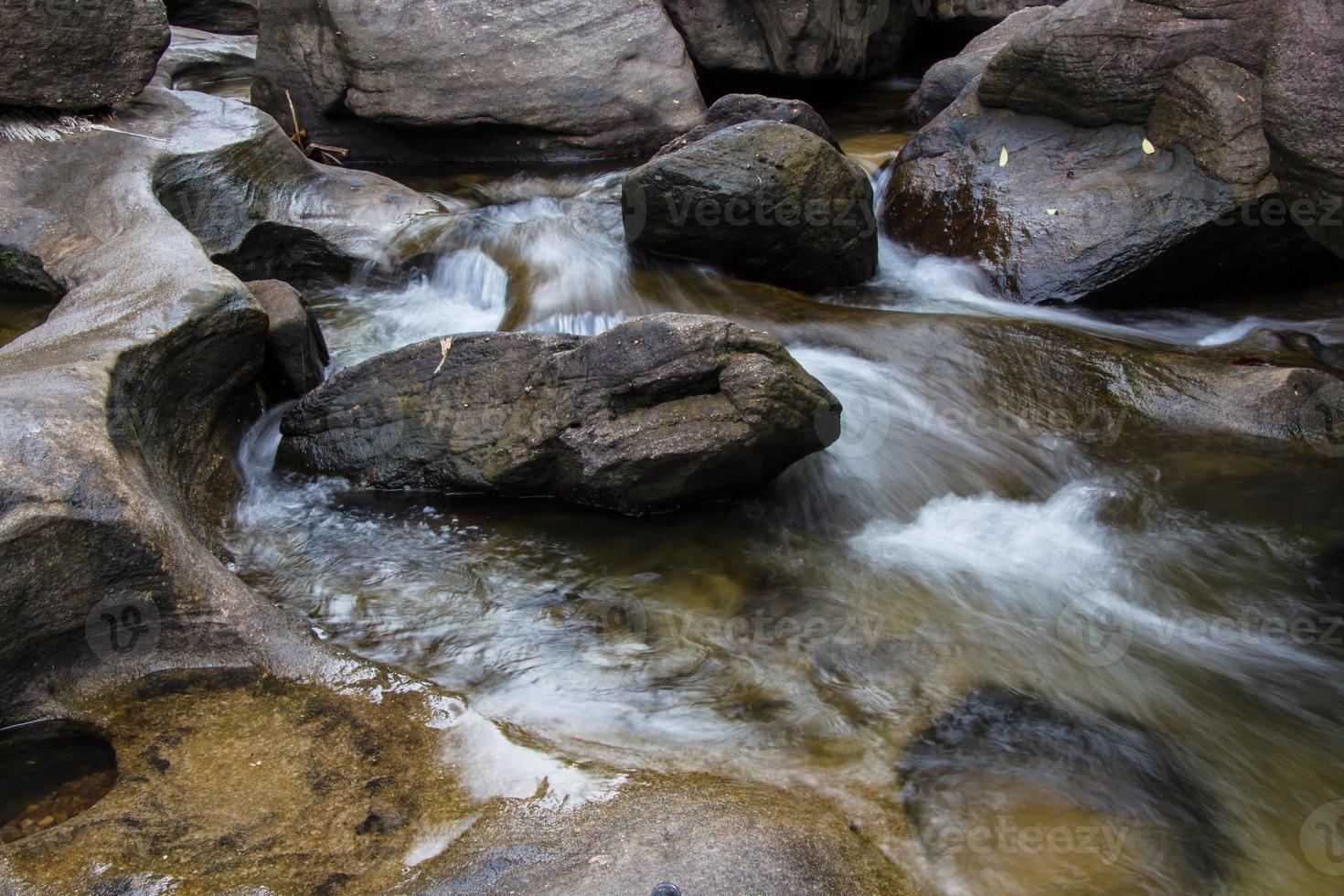 cachoeira soi sawan. parque nacional em pha taem ubon ratchathani tailândia. foto