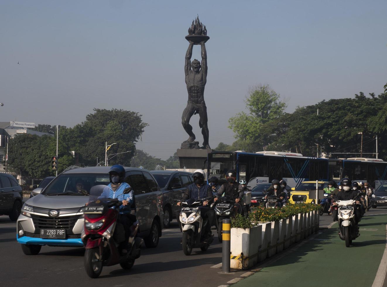 jacarta, indonésia, monumento de avanço da juventude de 2022 é uma estátua localizada no extremo sul de jalan jenderal sudirman, jacarta, indonésia foto