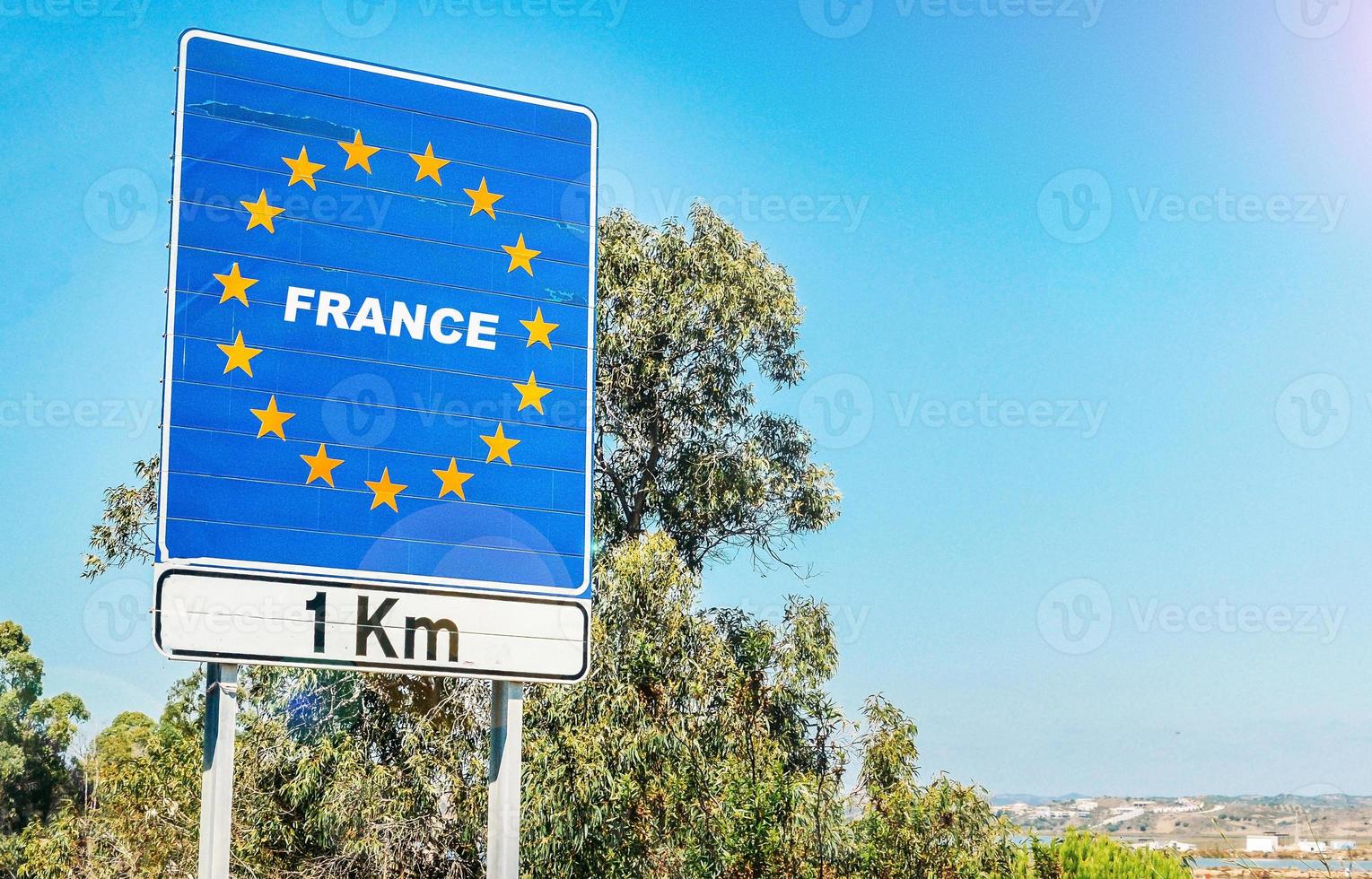 sinal de trânsito na fronteira da frança como parte de um estado membro da união europeia foto