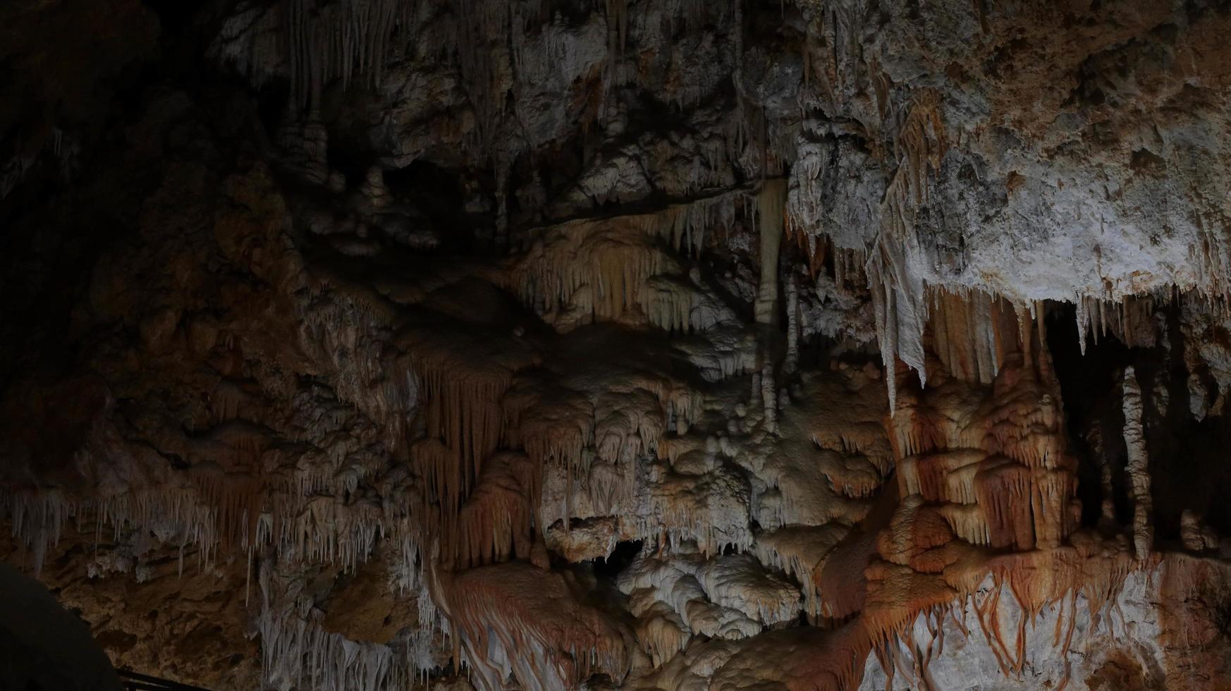 as espetaculares cavernas de borgio verezzi, com suas estalactites e estalagmites, na ligúria na primavera de 2022 foto
