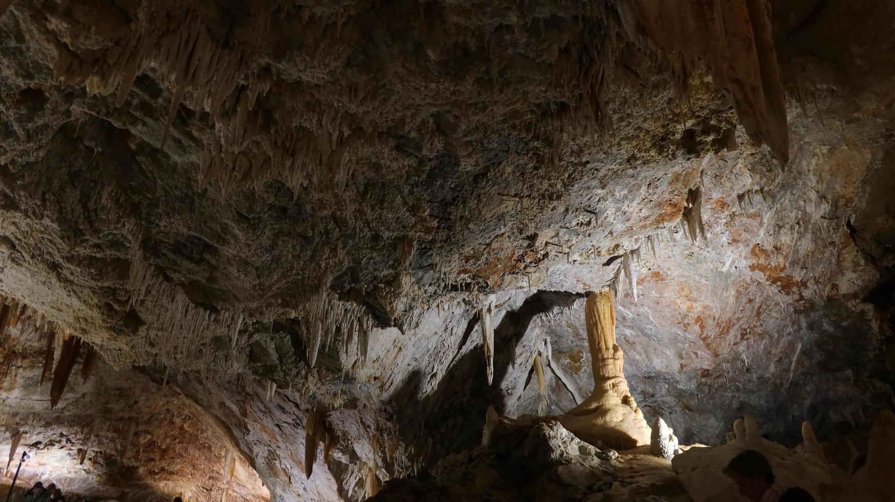 as belas estalactites e estalagmites criadas pela água na rocha as cavernas de borgio verezzi na ligúria foto