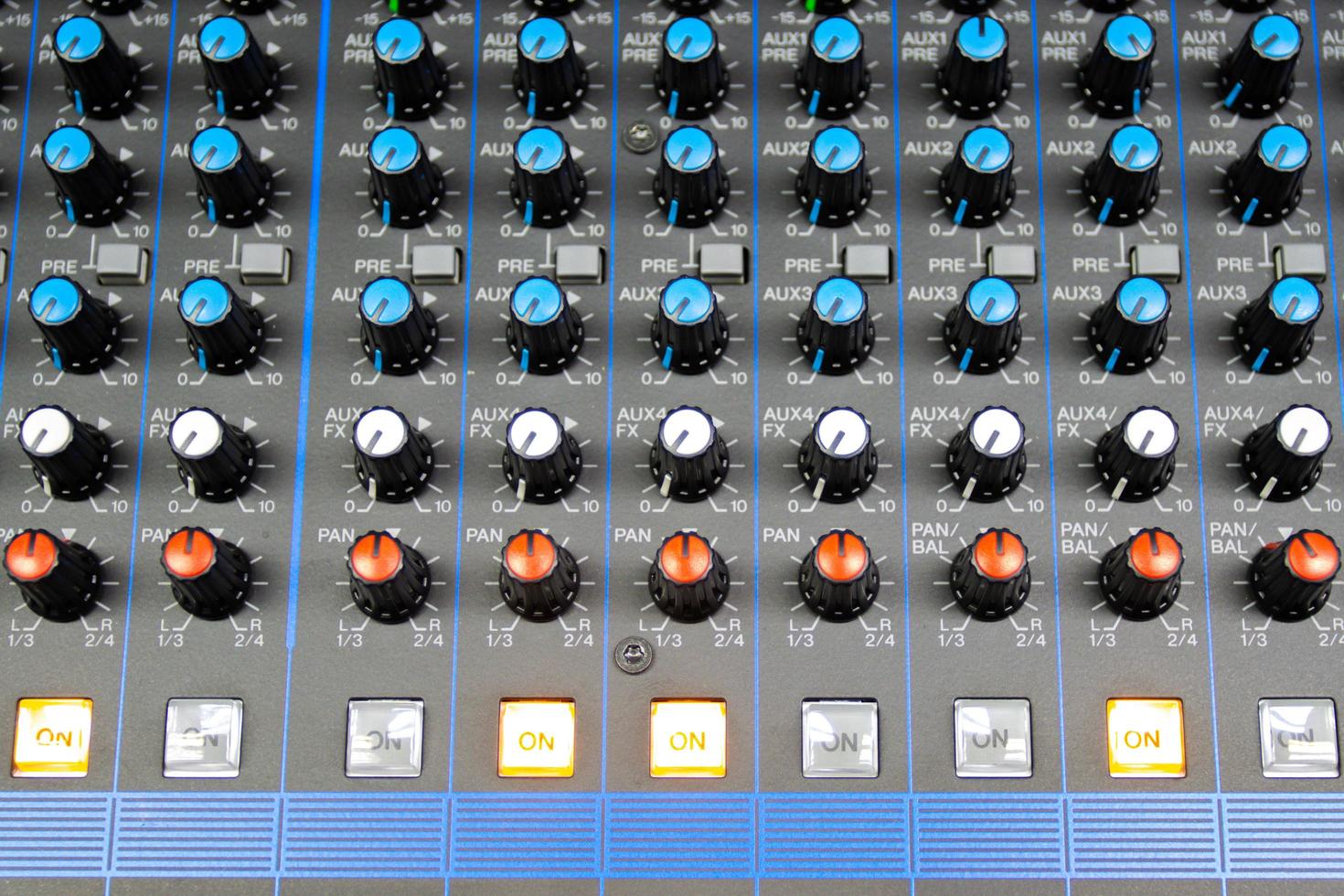 botões de controle de áudio controle de som sistema oi fi o equipamento de áudio, painel de controle do mixer de estúdio digital foto