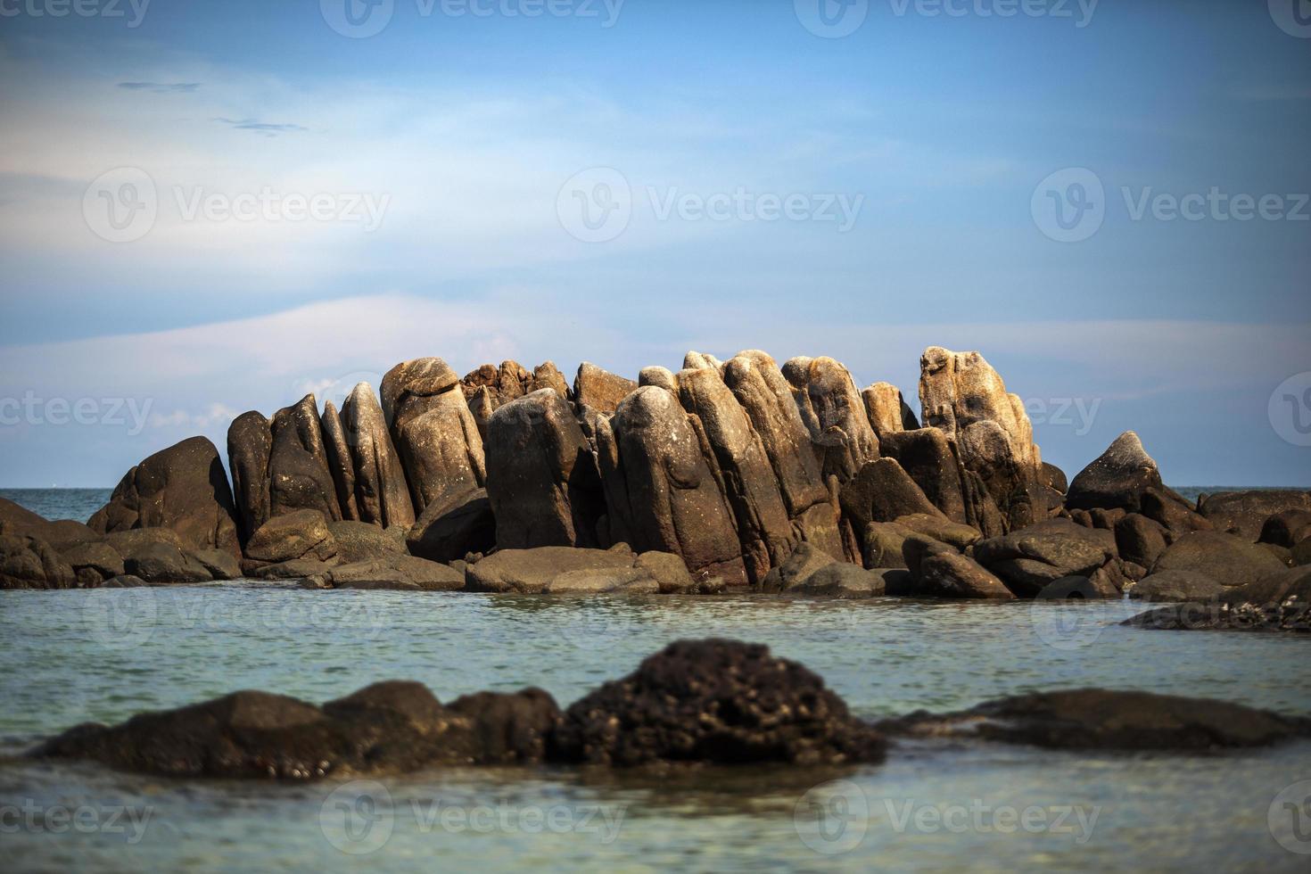 rocha natural sobre o mar azul em rayong oriental da tailândia foto