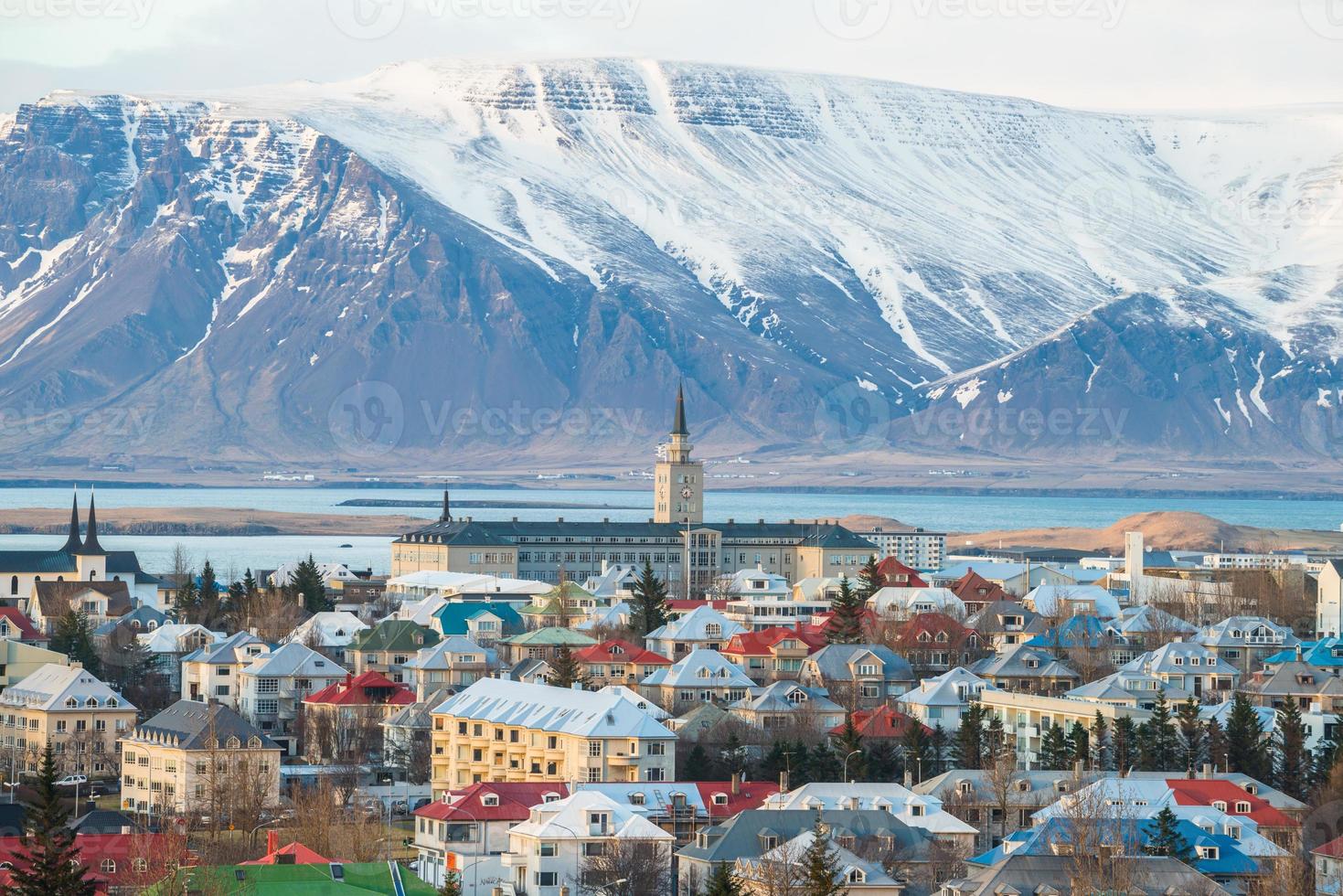 vista da paisagem de reykjavik a capital da islândia no final do inverno. reykjavik é uma das cidades mais dinâmicas e interessantes da Europa. foto