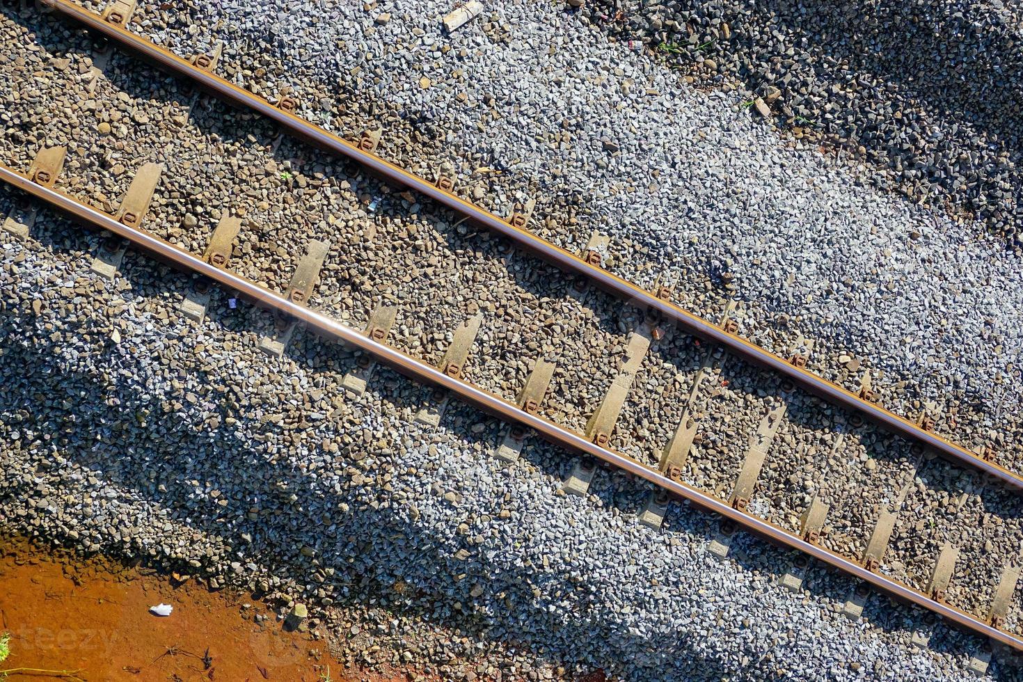 ferrovia, ferrovia, trilhos de trem pela manhã. foto profissional