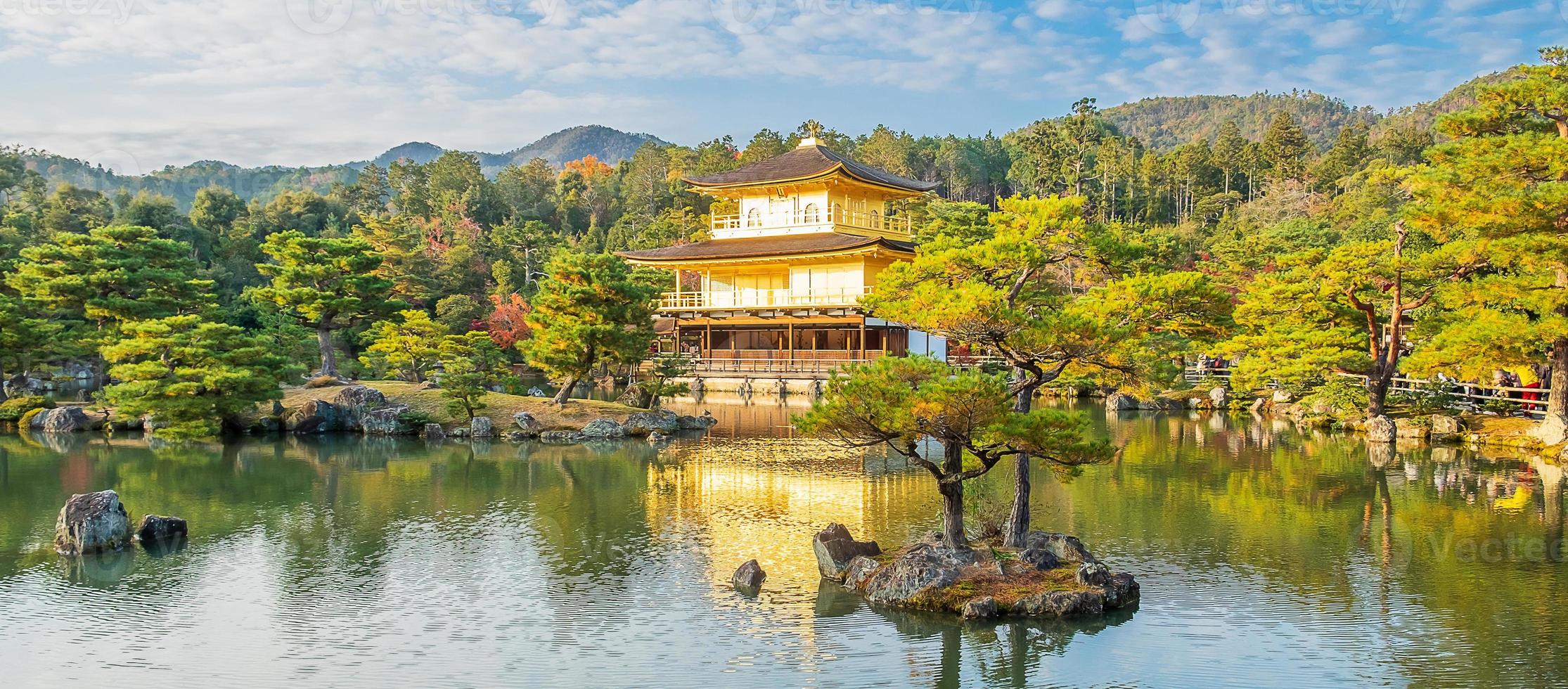 bela do templo kinkakuji ou o pavilhão dourado na temporada de folhagem de outono, marco e famoso por atrações turísticas em kyoto, kansai, japão foto