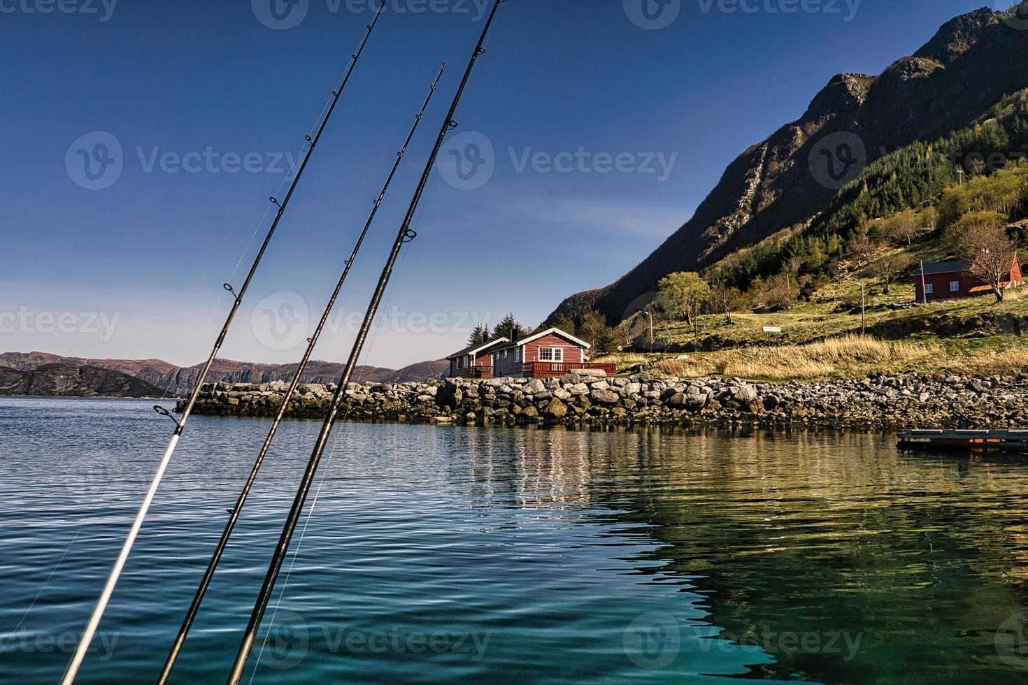 férias de pesca em selje noruega. vara e molinete estão prontos para pescar. um paraíso para os pescadores foto