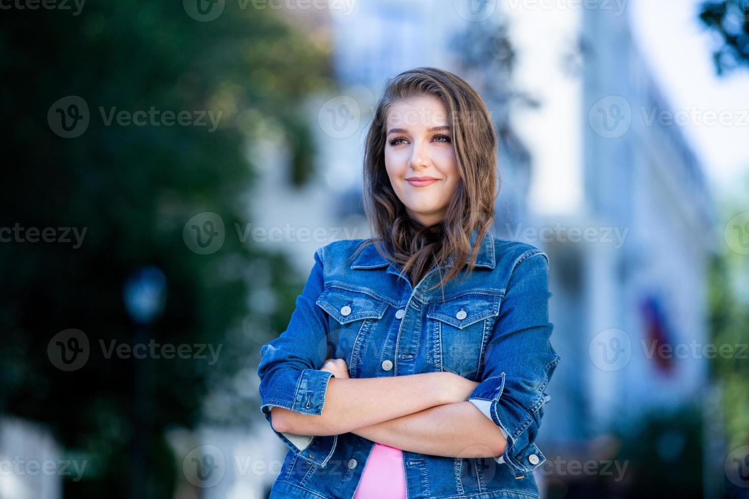 retrato da beleza do rosto feminino com pele natural. mulher branca maravilhosa. menina estilosa. hipster. russo foto