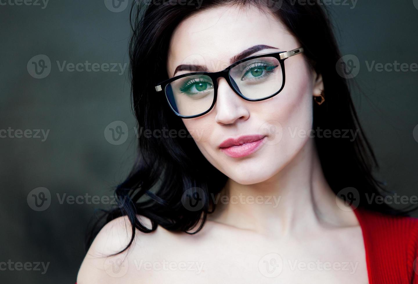 retrato de uma linda garota hipster em copos. lindos olhos, lindo sorriso, visão, retrato de pele perfeita de uma linda garota de óculos, olhos fechados. foto