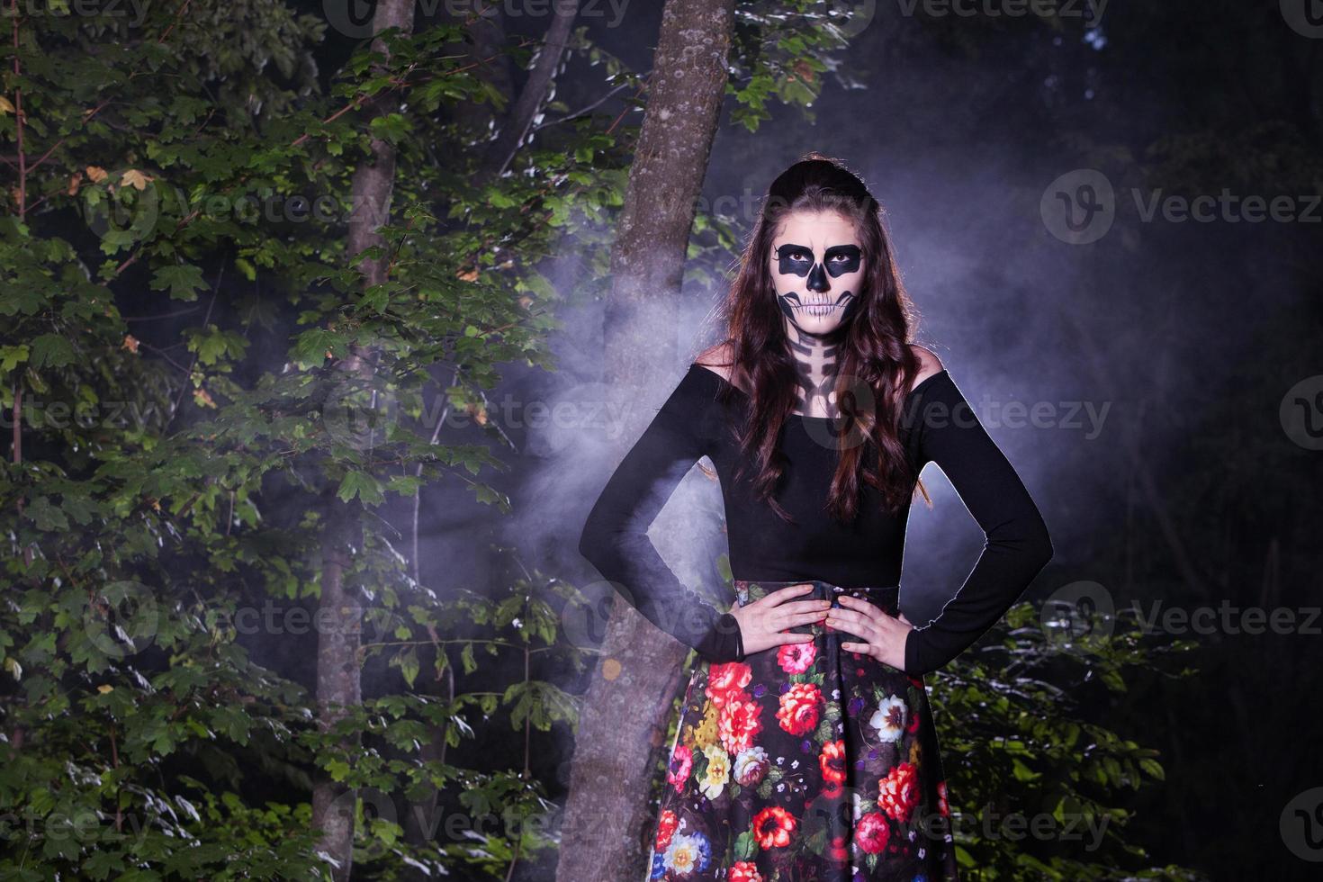 retrato de mulher de vampiro de halloween sobre fundo de noite assustadora. design de arte de moda de maquiagem de vampiro. garota modelo em traje de halloween e maquiagem. foto
