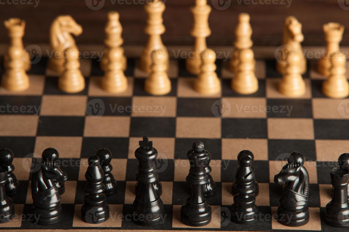 tabuleiro de xadrez com peças de xadrez. xadrez no fundo escuro