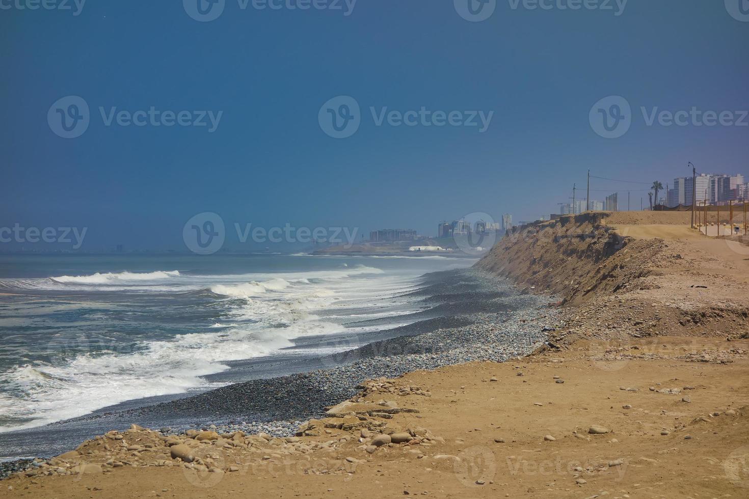 área desértica na costa do oceano em lima peru foto