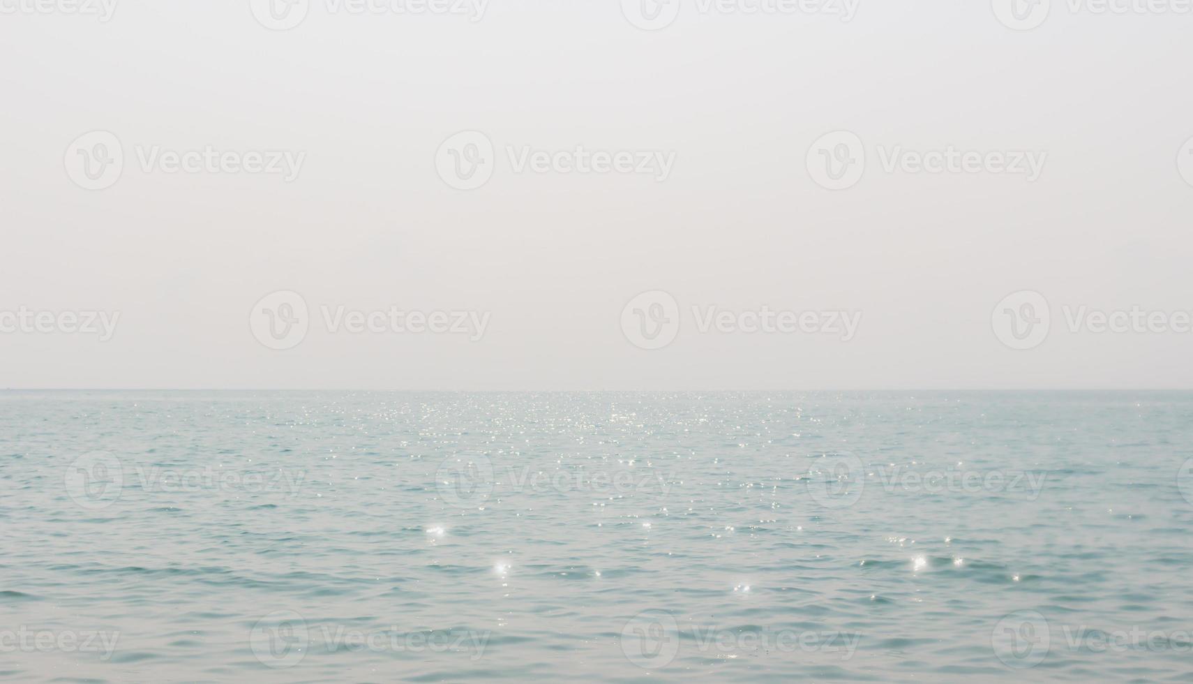 reflexo da luz solar e ondas do mar durante o dia e céu claro foto