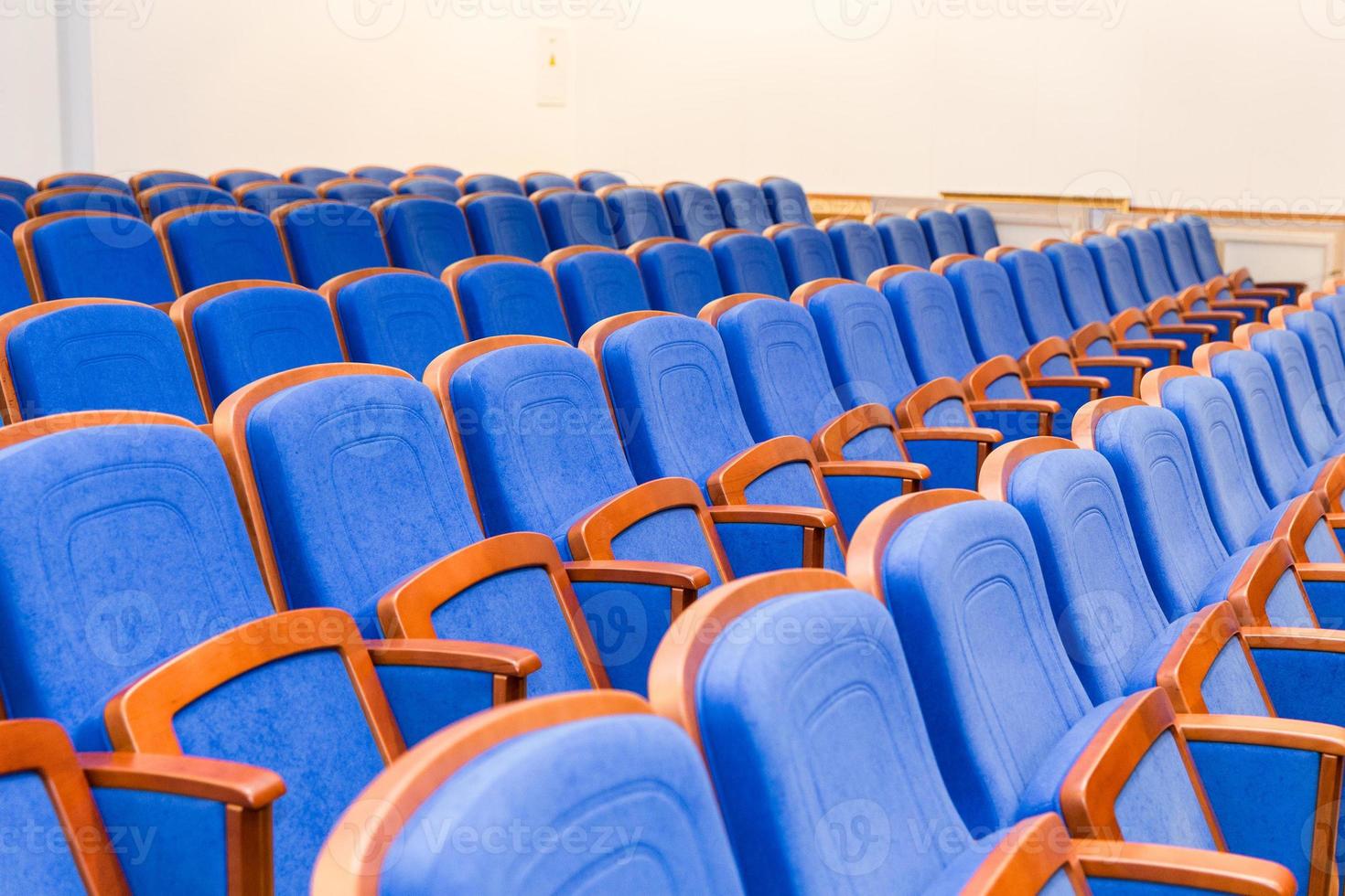 sala de conferências com assentos azuis foto