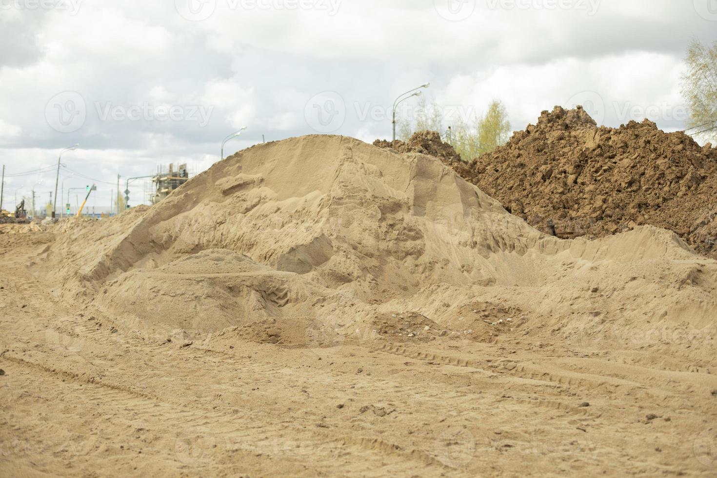 areia no canteiro de obras. material de construção é empilhado em pilha. foto