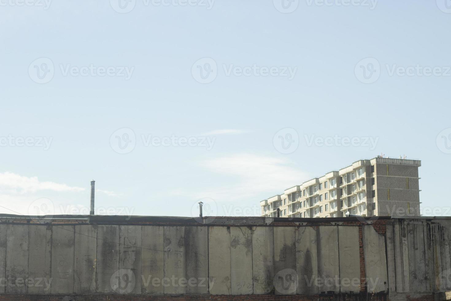 edifício antigo na cidade. área industrial. detalhes da arquitetura com aparência industrial. foto