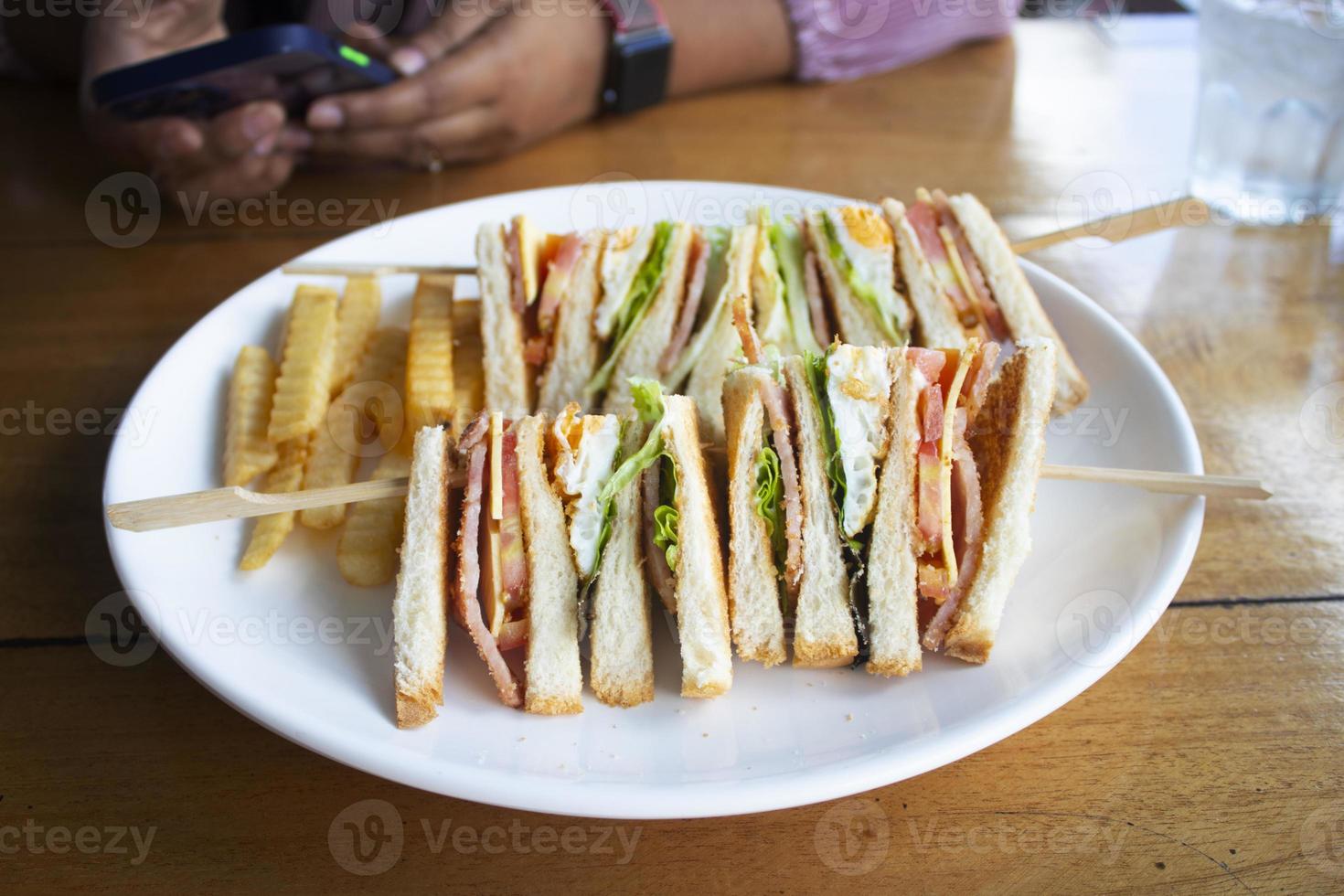 tiro isolado de um sanduíche de clube e batatas fritas - perfeito para um blog de comida ou uso de menu foto