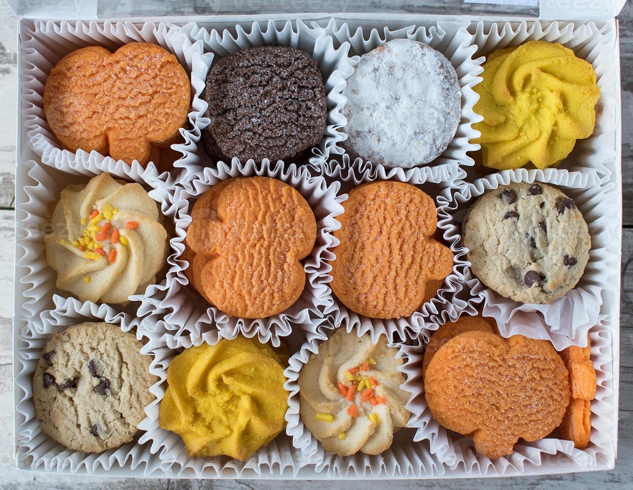 biscoitos de abóbora de halloween em caixa plana lay foto