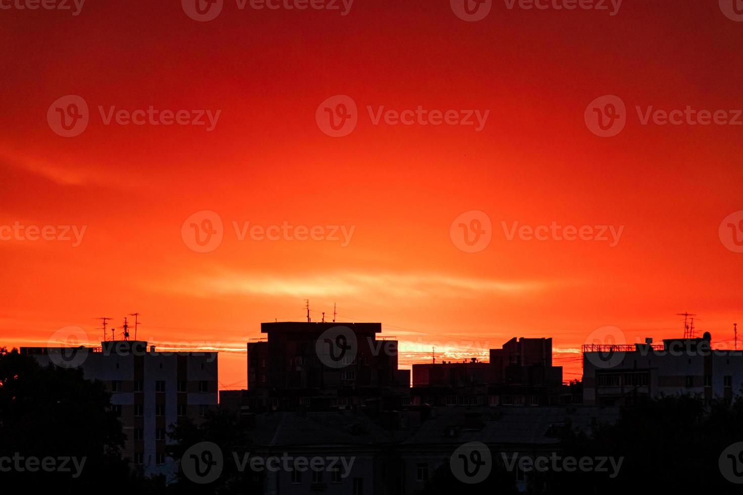 silhueta da cidade ao pôr do sol. sol está nascendo sobre edifícios altos. foto