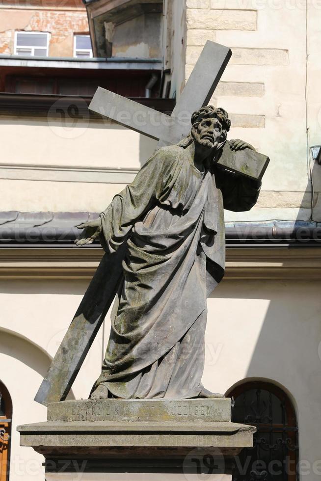 estátua de jesus na catedral armênia de lviv, ucrânia foto