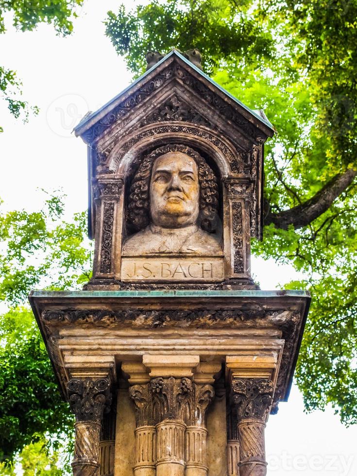 hdr altes bach denkmal foto