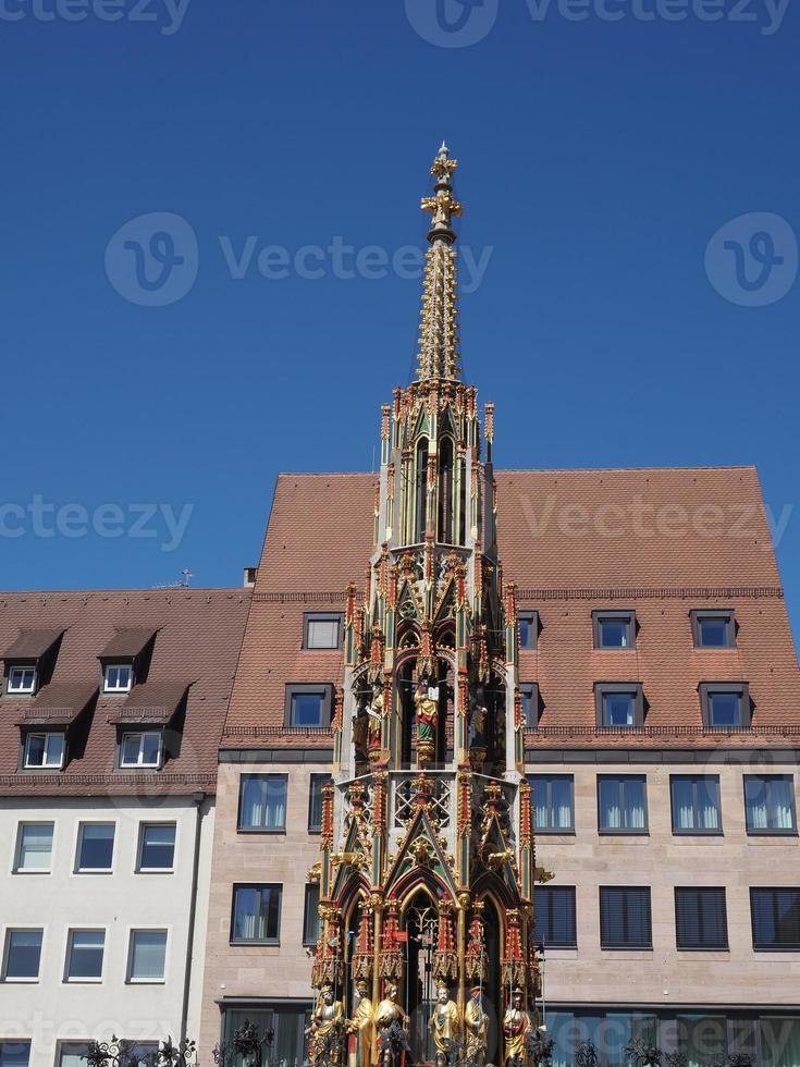 schoener brunnen bela fonte em nuernberg foto