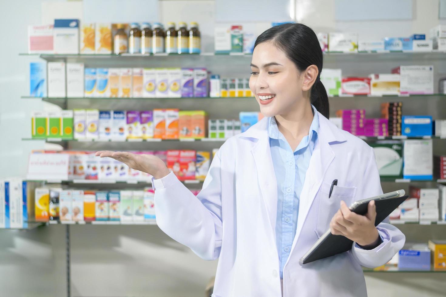 retrato de farmacêutico feminino usando tablet em uma farmácia de farmácia moderna. foto