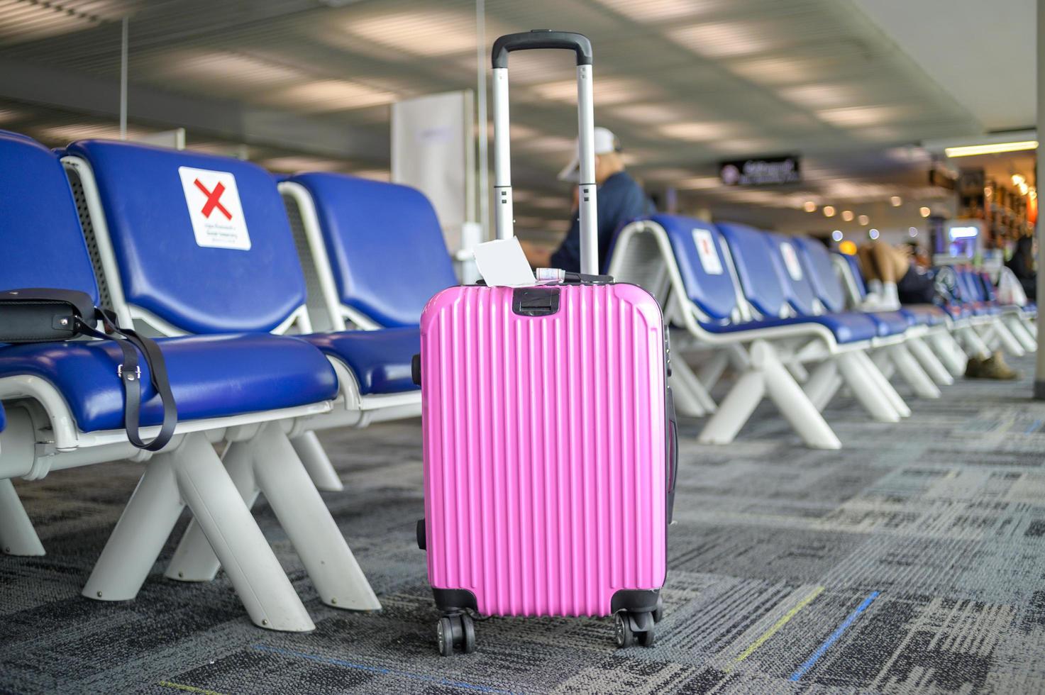 assentos vazios no aeroporto sob pandemia de covid-19 foto