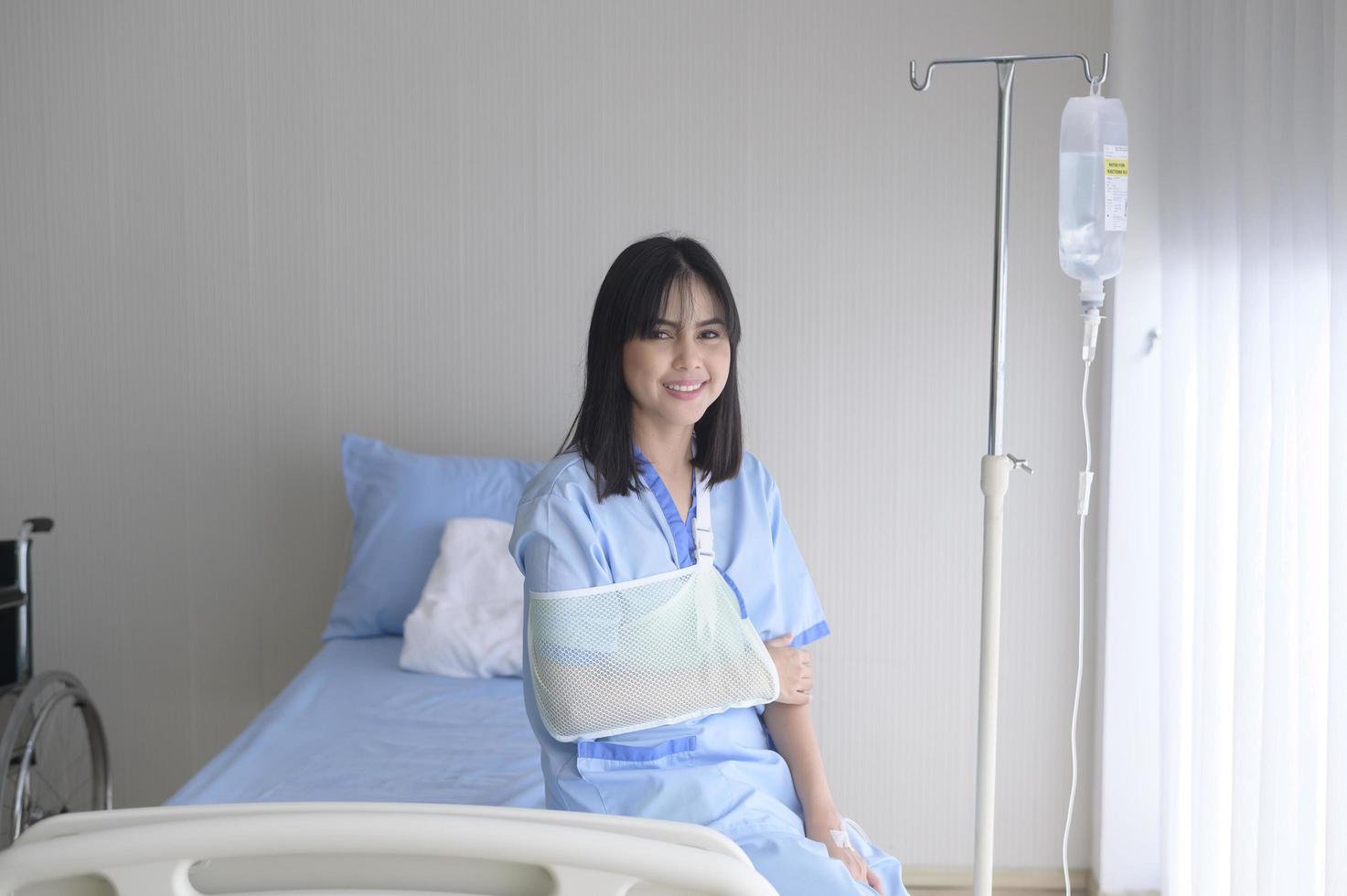 esperançosa e feliz jovem paciente no hospital, cuidados de saúde e conceito médico foto