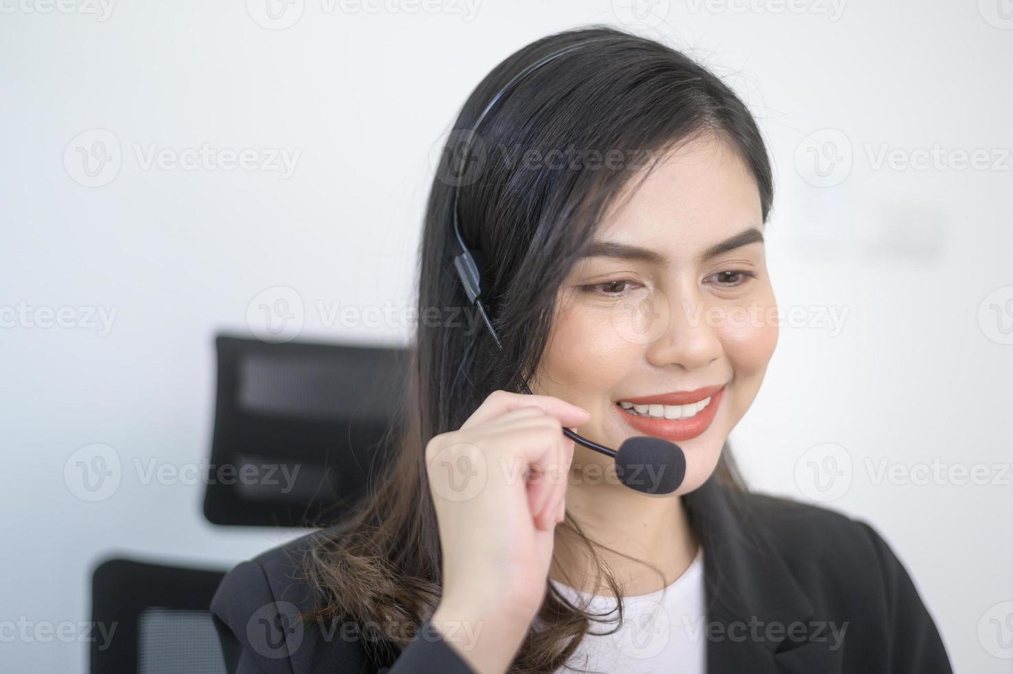 agente de call center feminino com clientes de consultoria de fone de ouvido on-line, atendimento ao cliente e conceito de operador de suporte ao cliente foto