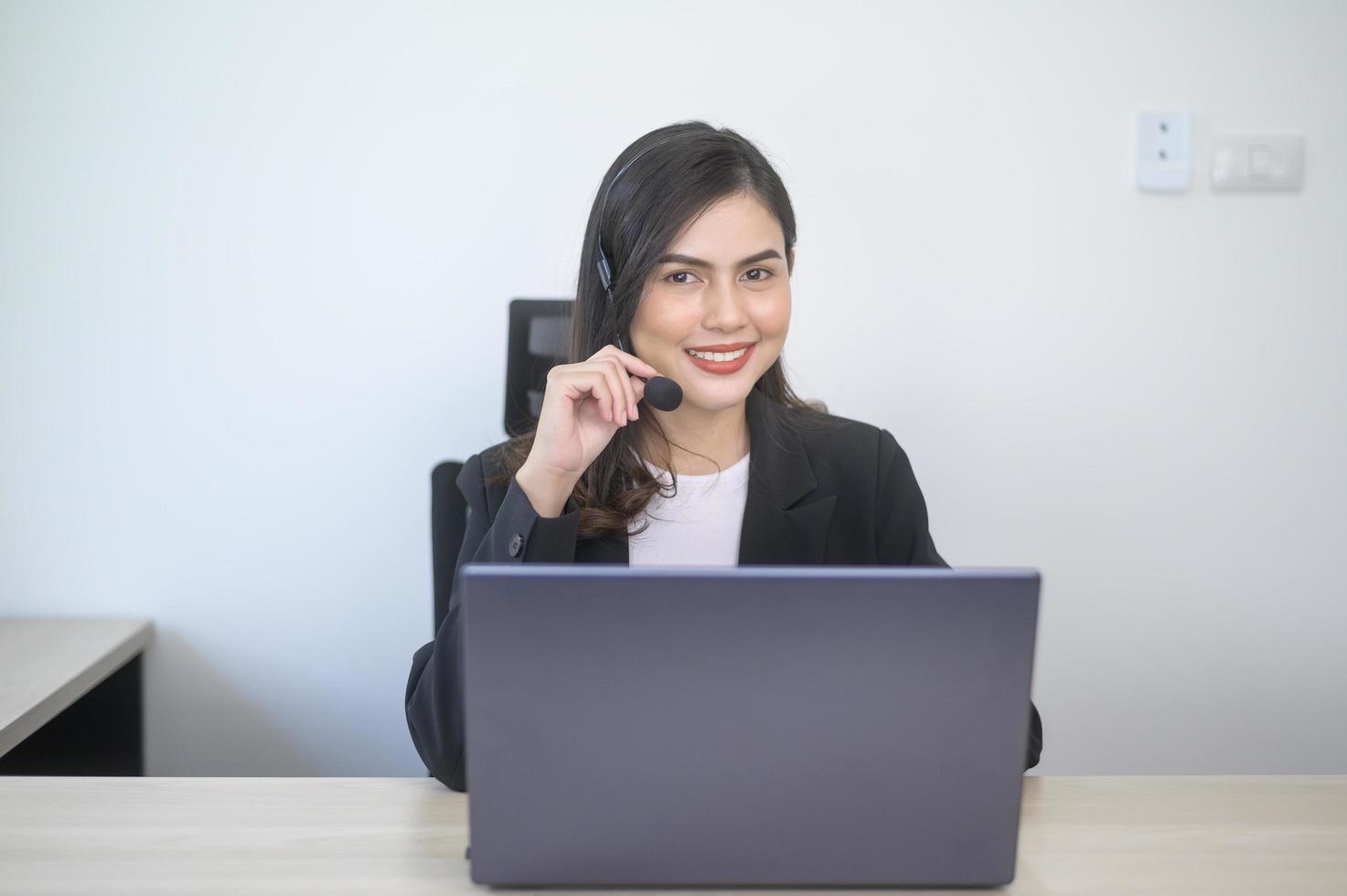 agente de call center feminino com clientes de consultoria de fone de ouvido on-line, atendimento ao cliente e conceito de operador de suporte ao cliente foto