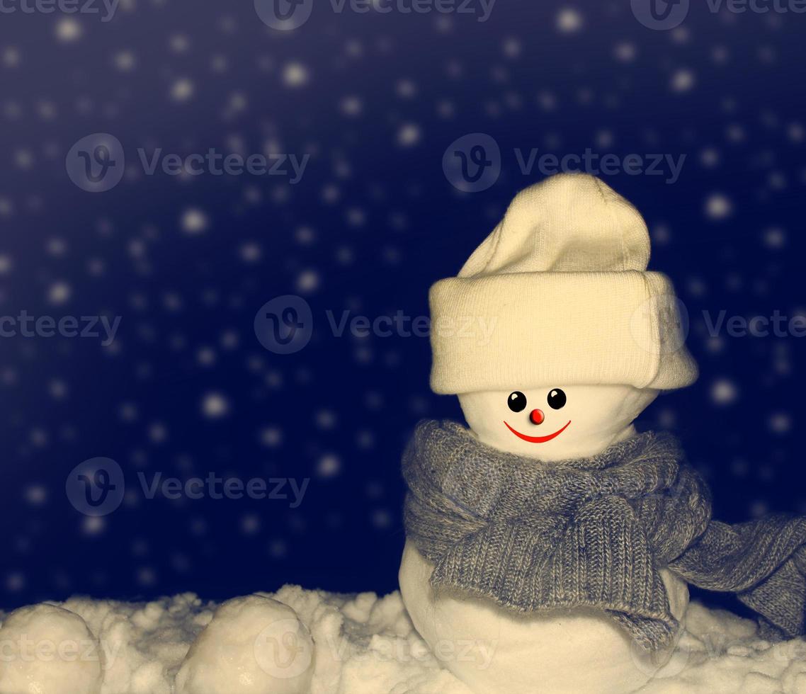 boneco de neve feliz. paisagem de inverno. feliz natal e feliz ano novo cartão foto