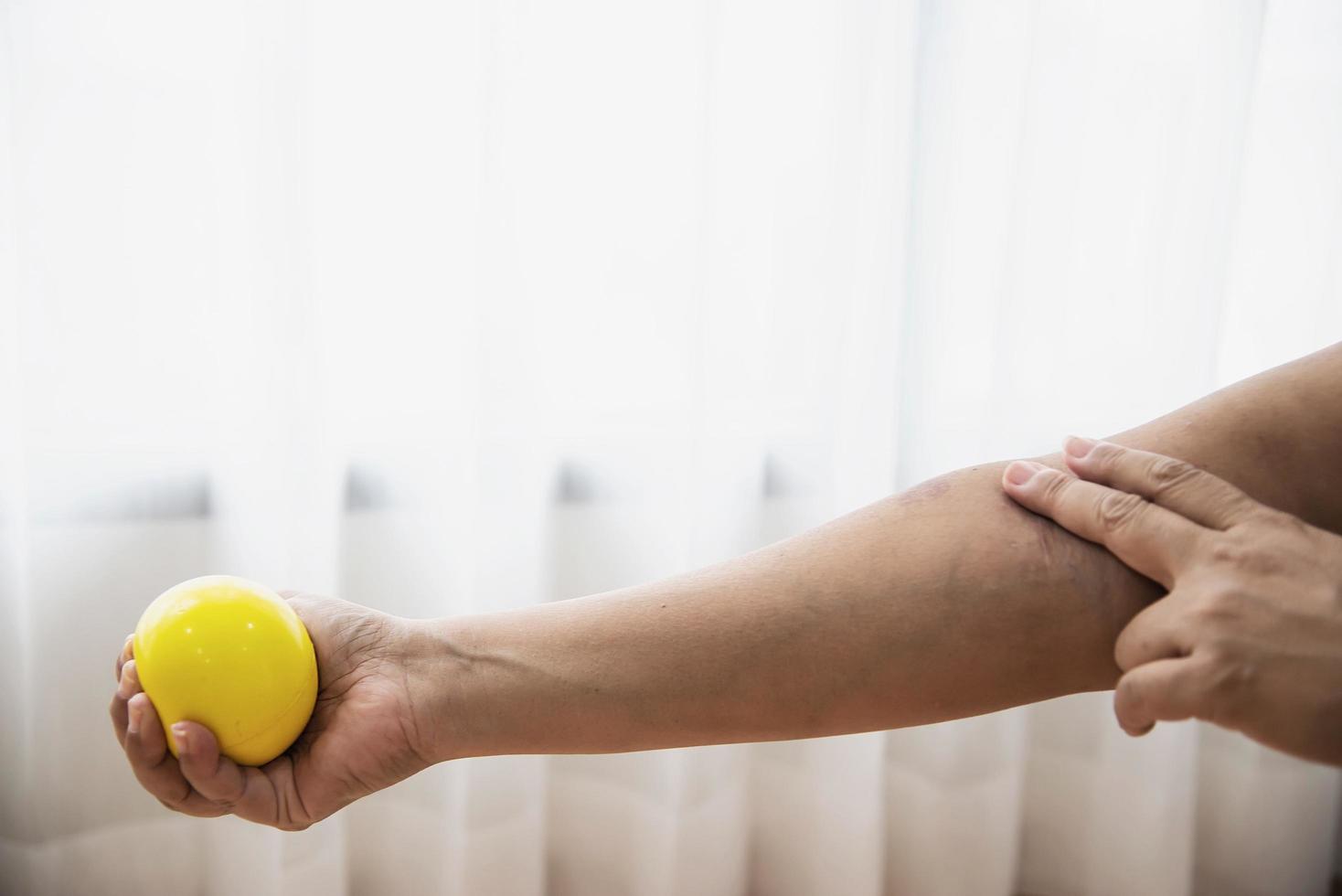 dedo macio e bola de exercício de mão na mão do paciente - conceito médico de saúde foto