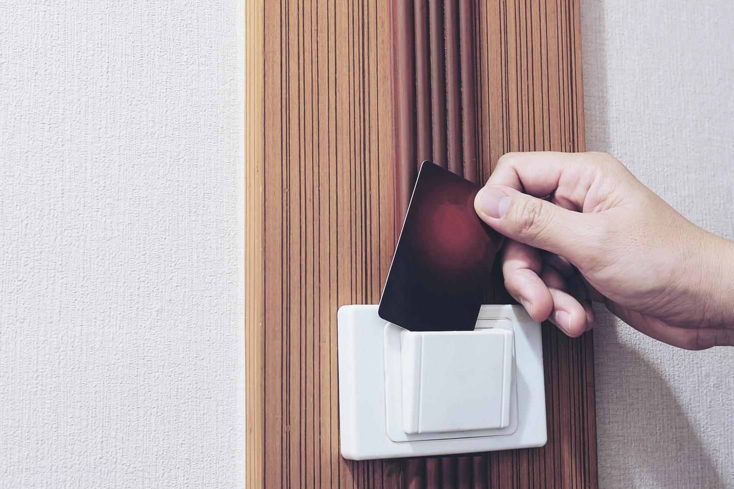 homem colocando chave de cartão-chave no quarto de hotel foto