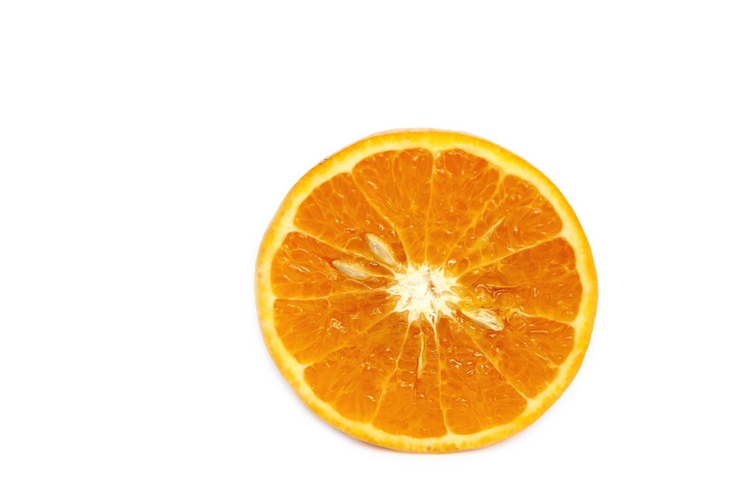 fruta laranja suculenta fresca sobre fundo branco - fruta laranja tropical para uso em segundo plano foto