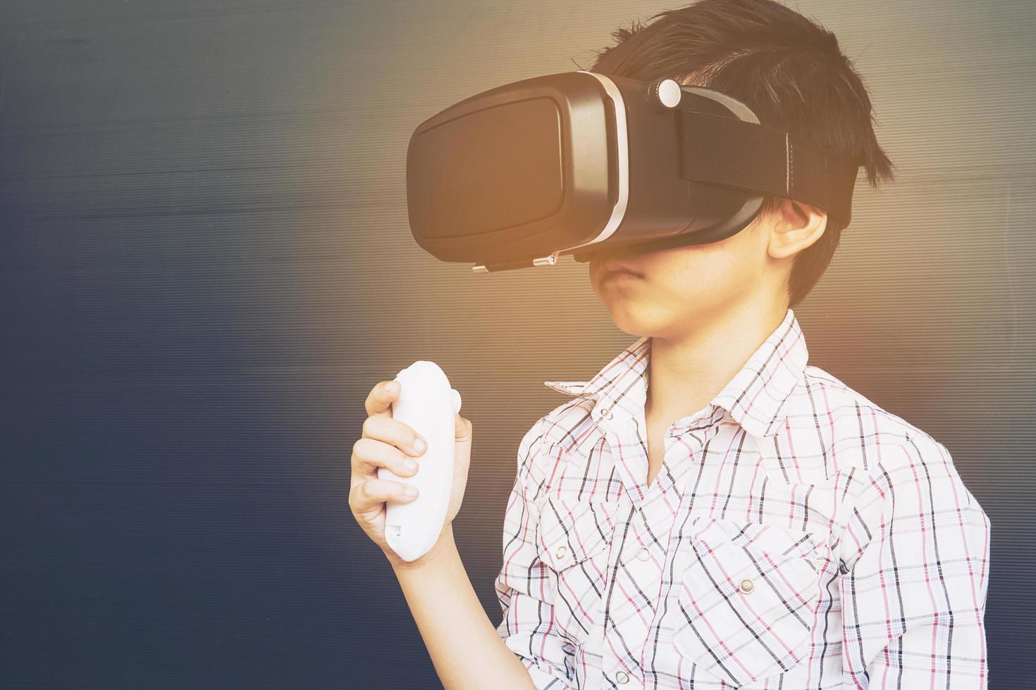 criança de 7 anos jogando jogo de realidade virtual vr foto