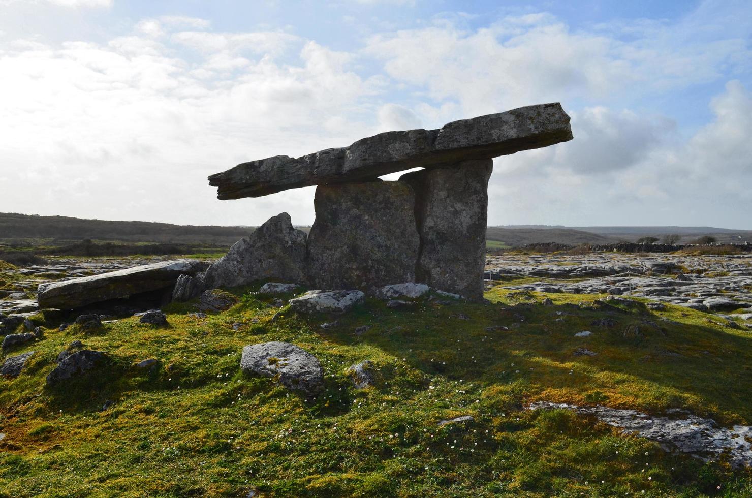 túmulo portal poulnabrone no parque nacional de burren foto