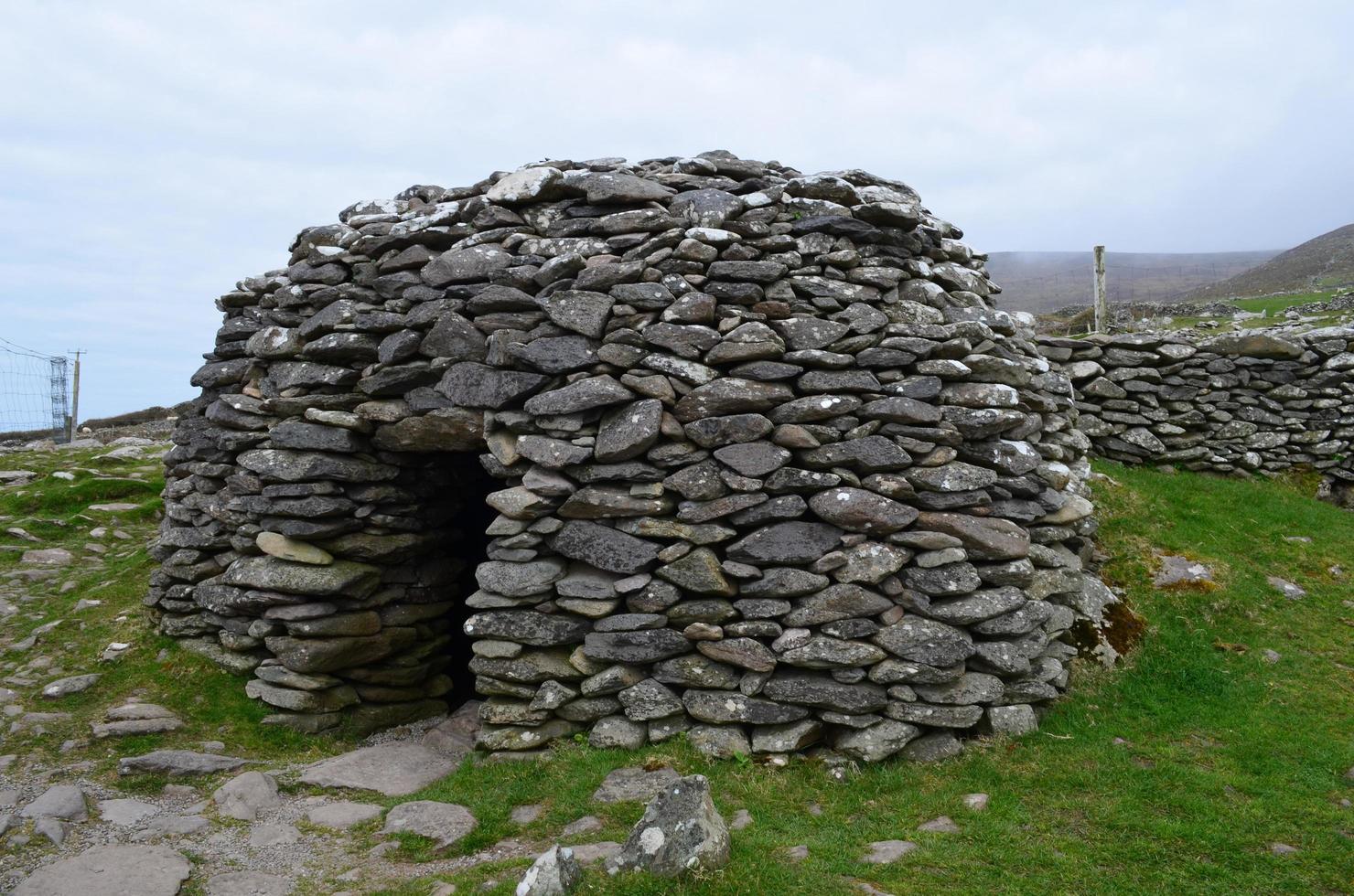 cabana de colmeia de pedra antiga na península de slea head foto