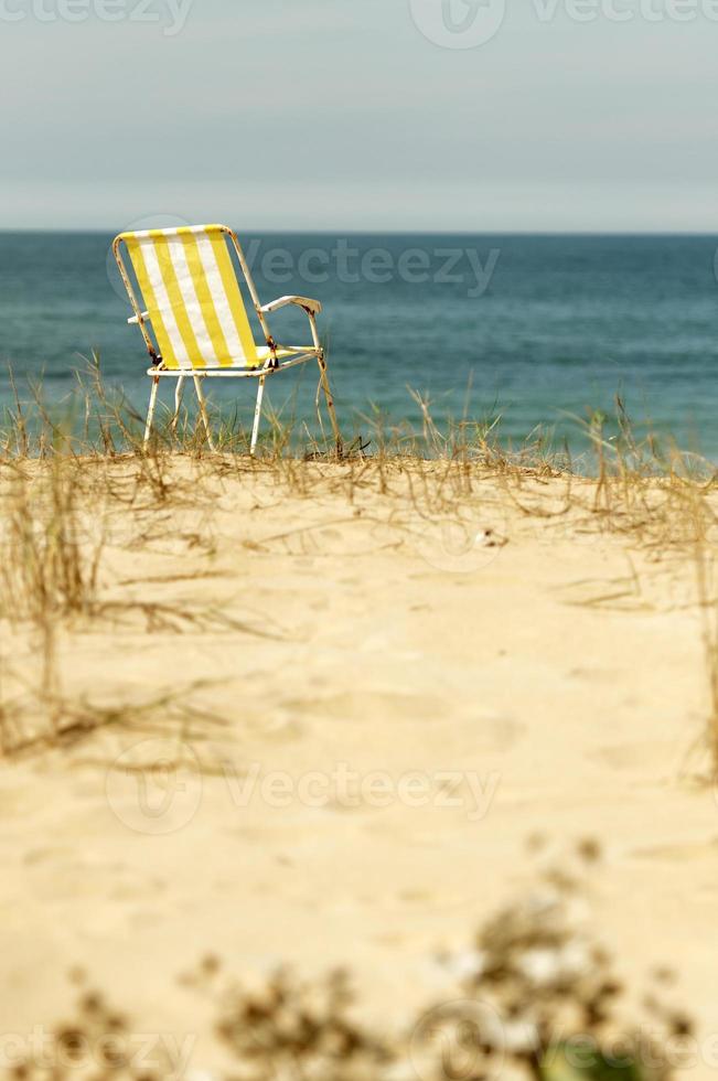 espreguiçadeira na praia foto