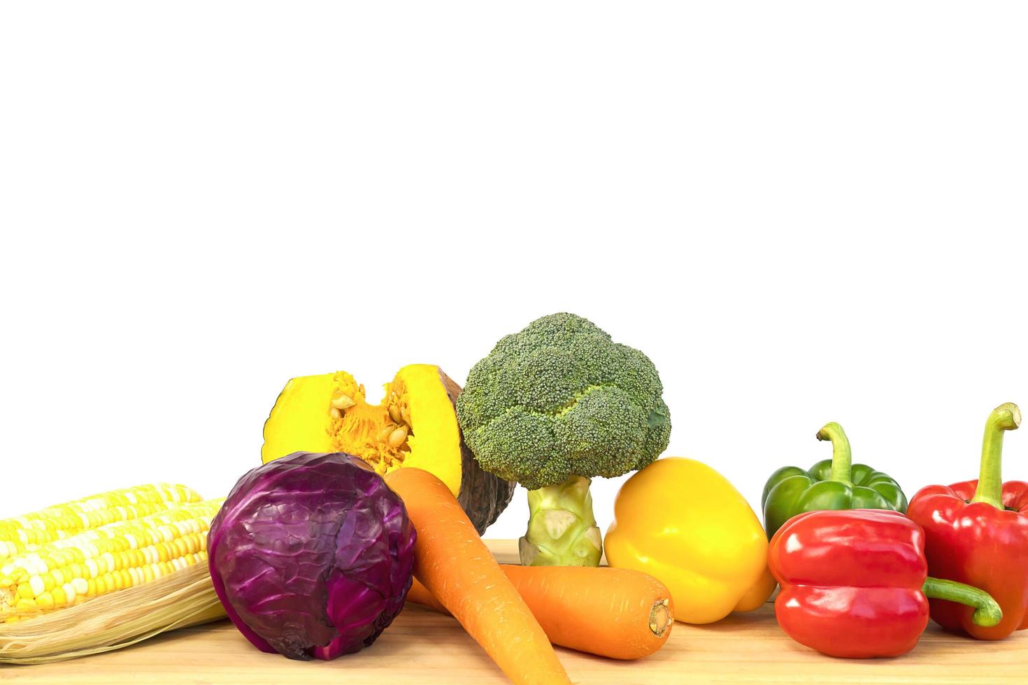 legumes frescos sobre fundo branco foto