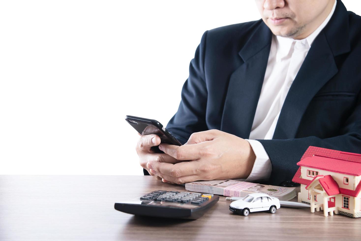 homem de negócios está usando calculadora pensando em dinheiro para pagamento de casa e carro - pessoas com conceito de seguro financeiro imobiliário foto